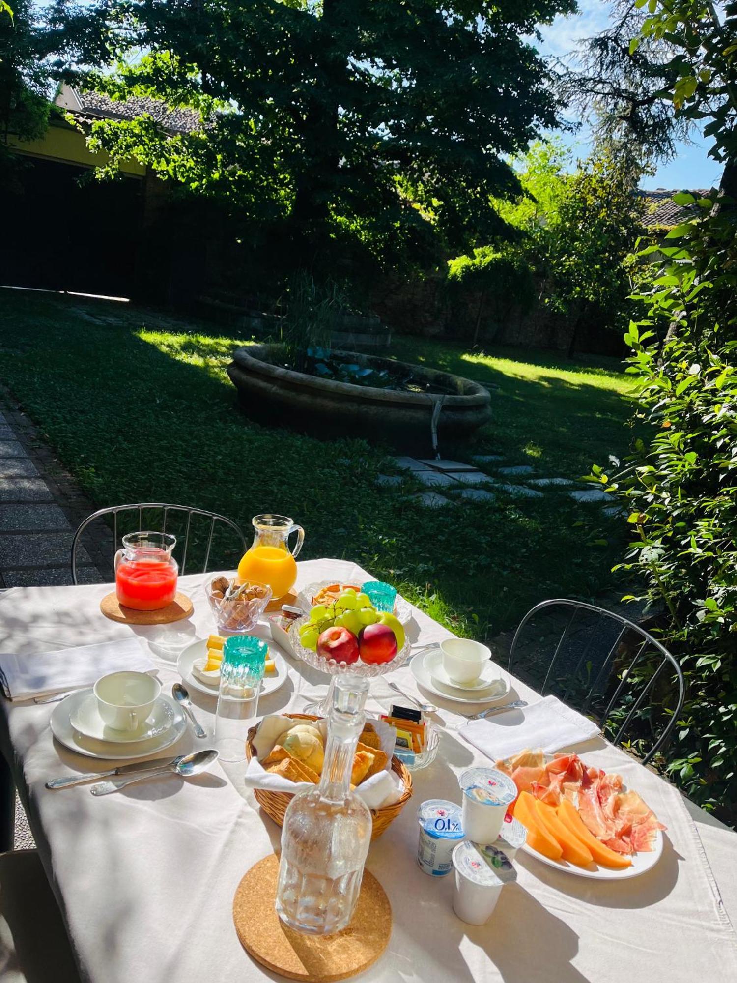 Palazzo Sismonda Bed & Breakfast Corneliano d'Alba Exterior foto
