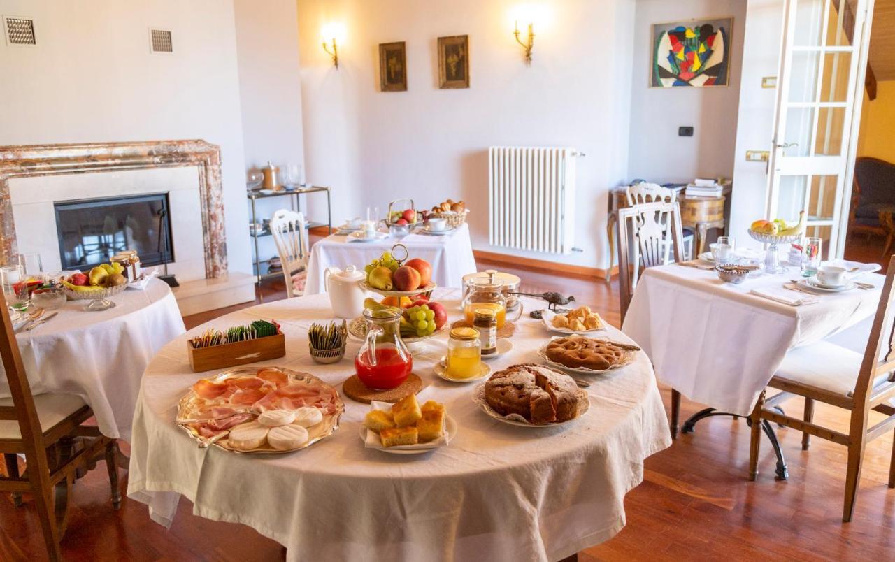 Palazzo Sismonda Bed & Breakfast Corneliano d'Alba Exterior foto