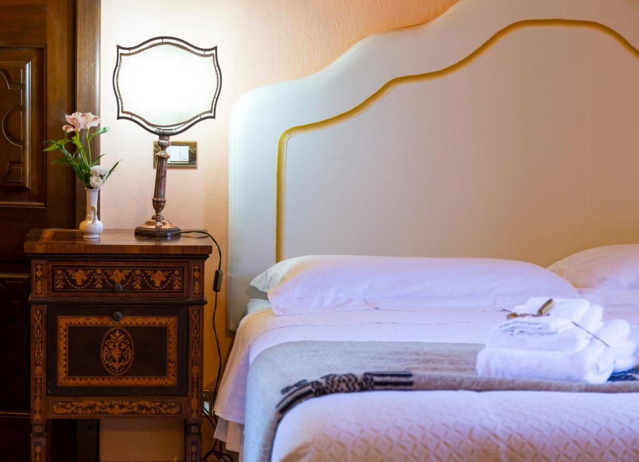 Palazzo Sismonda Bed & Breakfast Corneliano d'Alba Exterior foto