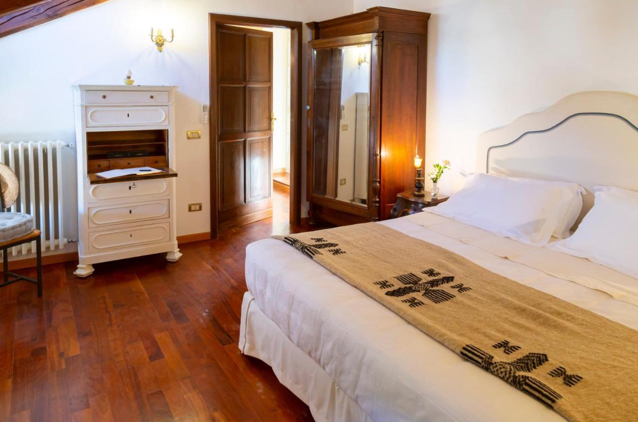 Palazzo Sismonda Bed & Breakfast Corneliano d'Alba Exterior foto